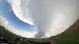 Incredible sight: Massive supercell cloud sweeps across Oklahoma, US