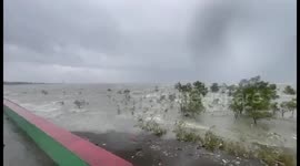 Cyclone Mocha : The current state of weather in Sittwe , Rakhine . Strong wind and sea waves