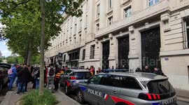 Protest against Verbaudet. Gathering Tuesday, May 16 at 10 a.m. in front of the premises of the Equistone pension fund in Paris. After 53 days of strike, the struggle continues for these  women who are fighting for decent wages and working conditions. 112