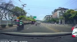 Kind food delivery rider stops in middle of traffic to pick up lost kitten