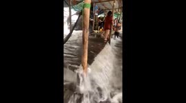 Flash floods flooded the restaurant in the mountain, causing many tourists to move