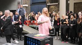 Eurovision Song Contest star Sam Ryder does impromptu gig in London