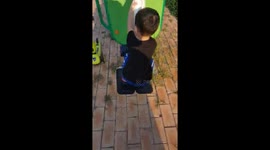 공원에서 운동기구를 그네삼아 타고있는 아이,운동기구,그네,헬스