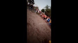 Jogador não aceita a forma como o goleiro faz a defesa e avança sobre ele