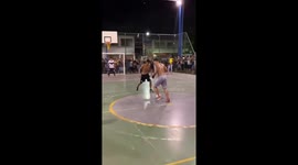 No duelo de X1 o driblador deixa o marcador no chão, mesmo assim o outro consegue evitar o gol chá