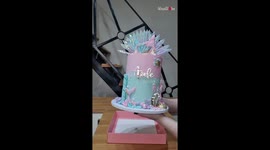 Cake Artist boxes up her mermaid themed ganache cake