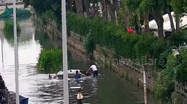 Brave passersby rescue family from sinking car in eastern China