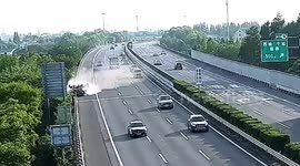 Heroic rescue after driver trapped in overturned truck on expressway in China