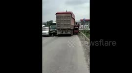 Four-car jam causes unusual traffic congestion in China