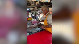 Thai street vendor makes beautiful rose-shaped shaved ice desserts