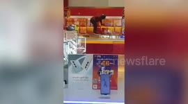 Brazen thief wielding toy gun jumps on store counter to steal 69k USD of gold necklaces
