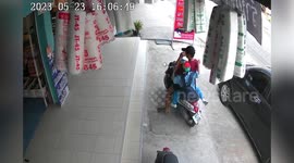 Quick-thinking father saves daughter when she runs into busy road