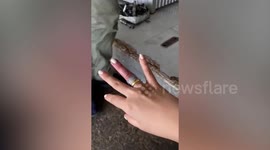 Kind mechanic helps remove gold ring from neighbour’s swollen finger using string trick