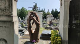 Original artistic grave composed with two hands holding a Jesus cross. Robert Thibier and Pierre Jauvart). Paris Montparnasse Cemetery. 28 may 2023