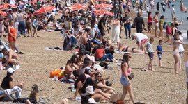 HOT! Busy Bank Holiday Beach in Sunny Brighton 28/05/2023