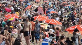 HOT! Busy Bank Holiday Beach in Sunny Brighton 28/05/2023
