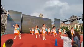 Terrifying moment backdrop falls onto stage, injuring 9 children in China