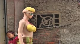 Man uses mannequin in bikini to sell grapefruit