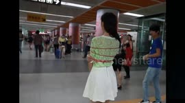 Girl ties herself up to take the underground after breaking up with her boyfriend