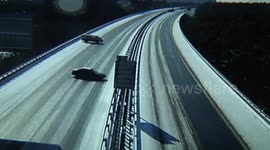 高速结冰 车辆先后打滑漂移