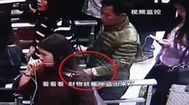 Man steals belongings in train station during Spring Festival travel