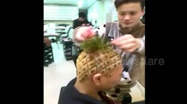 Chinese barber gives customer pineapple haircut