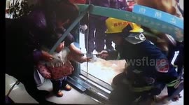 Firefighters rescue three-year-old child stuck his finger between the gap of two glass doors