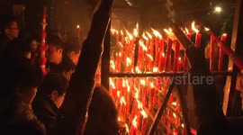 3000 people ring bell at Buddhist temple for Chinese New Year