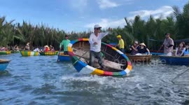 Vietnamese tourists are satisfied with the unique basket boat dance performance