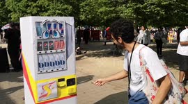 At the MCM Comic Con in London a Cosplayer creates an amazing drinks machine costume which functions like a drinks machine