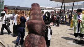 A T Rex dances to the famouse soundtrack from the blockbuster movie Jurassic Park. This took place at the MCM Comic Con in London