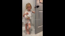 'I'm scared' - Little girl is scared to pull out a teeth with door