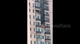 Brave locals extinguish fire erupting from neighbour's balcony in China
