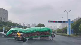 Daredevil skateboarder stuns onlookers by pulling long trailer in China