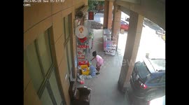 Woman disguised with plastic bag caught stealing rice in China