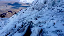 Toma aérea de volcán Cotopaxi con drone en el glaciar y grietas vista panorámica