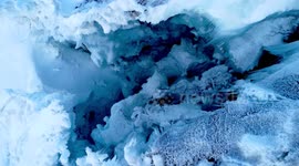 Toma aérea de volcán Cotopaxi con drone en el glaciar y las grietas