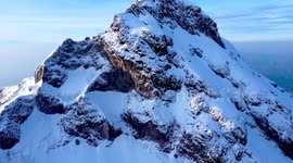 Toma aérea de volcán Iliniza Sur con drone en un día nevado y cumbre