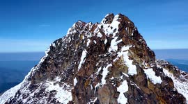 Toma aérea de la cumbre del volcán Iliniza Norte con drone en un día nevado