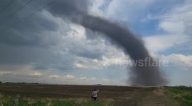 Huge landspout tornado majestically forms over field in Stettler, Canada