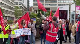 Unite the Union workers strike outside St Thomas’ Hospital