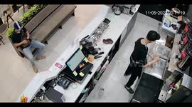 Caught on camera: brazen thief strikes at Milky Way milk tea shop in Hanoi, Vietnam