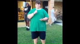 THE DEATHS of both his mother and father led this “shut in” to consume 3,500 calories per day to reach a peak of thirty-three stone before he started a new life in a different part of the country and lost half his bodyweight in just two years.