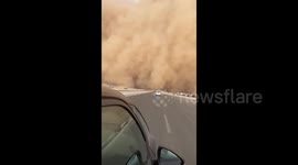 DON’T MISS: Giant and frightening wall of sand envelops Cairo