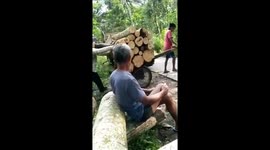 Cart-tastrophe in Boyolali: hilarious overload lifts cart and spirits!