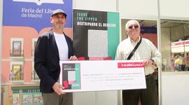 Judge The Zipper sale del anonimato para entregar un cheque a FUNDELA con los derechos de autor de su libro ‘Destripando el Derecho’ en la feria internacional del libro de Madrid, España