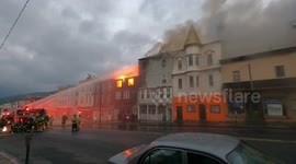Heroic firefighters extinguish massive fire engulfing multiple US apartment buildings #2