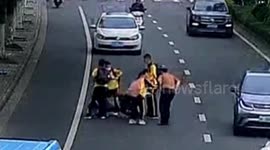 School students help elderly motorist who was knocked off bike by bus in China