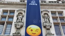 Pension reforms: A wink on the Paris City Hall's facade in support. (because an obligation to remove the message