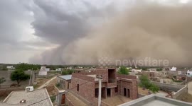 Intimidating scene as huge sandstorm engulfs city in northern India